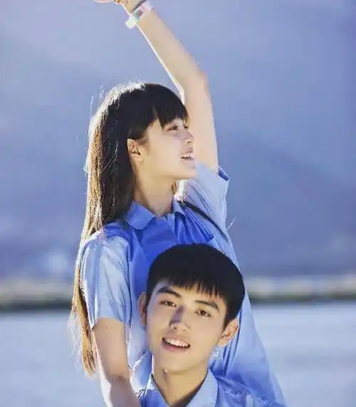 被扒情侣装后,陈飞宇ins取关欧阳娜娜,这是为了避嫌吗?