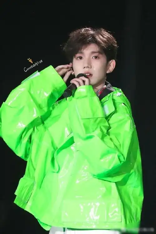 王源演唱会的时候为什么喜欢摘耳返?