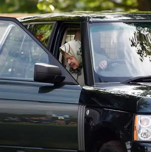 当地时间5月11日,英国女王开着她的黑色路虎,到温莎堡赛马秀(the