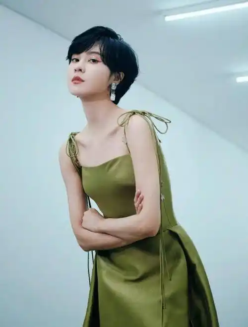 原创郁可唯也太时髦了穿粉色羽绒服配粉色帽子减龄又洋气