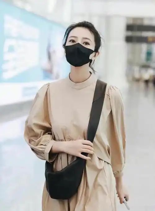 高圆圆走机场火了!少女感十足不敢认,穿裙装梳丸子头彻底回春