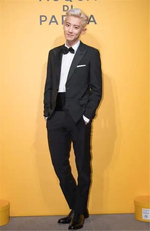 朴灿烈出席活动状态佳,185穿西装秀出优越比例,长腿让人羡慕