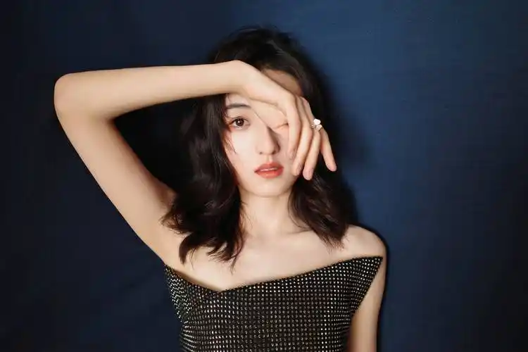 张子枫红毯生图暴露真实身材!