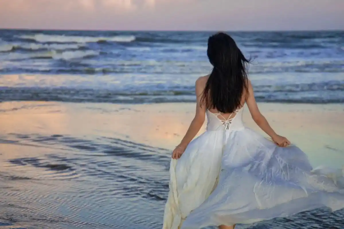 海风撩起你飘逸的长发,而海的女儿又撩动谁的心呢#摄影 #海边 - 抖音