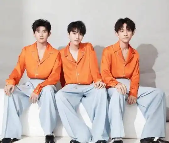 当tfboys被暗示发自拍时,三人"神同步"笑喷网友,太默契了_王俊凯_王源