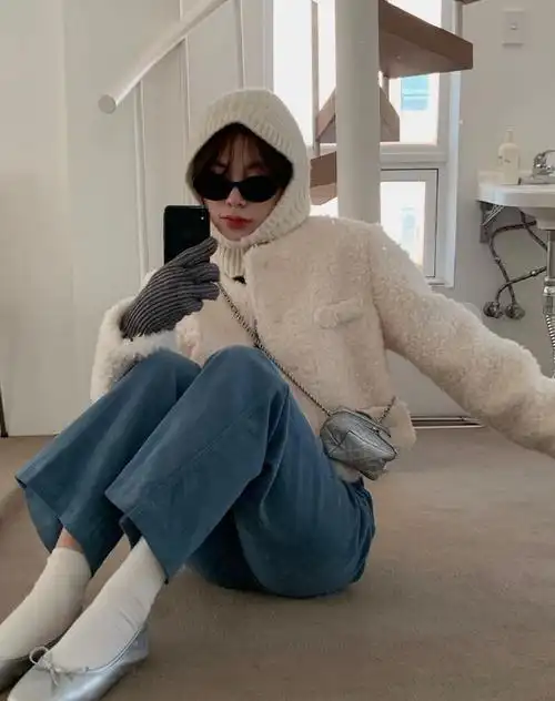 今天t爷给大家介绍来自韩国的ins时尚博主ddaeunnn,穿搭简约自然,但不