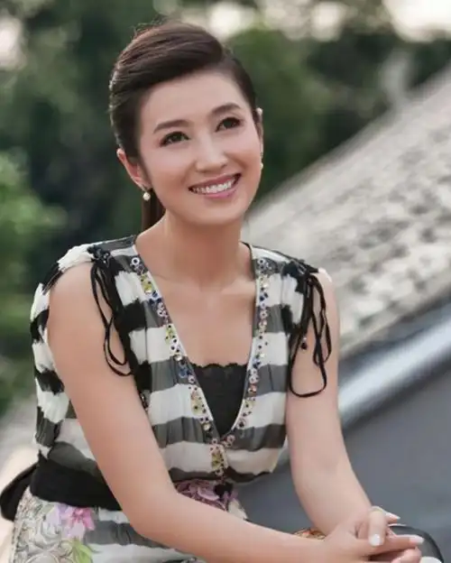 回顾主持人春妮毕业嫁给学长二婚嫁给同学刚强婚后被宠成了宝