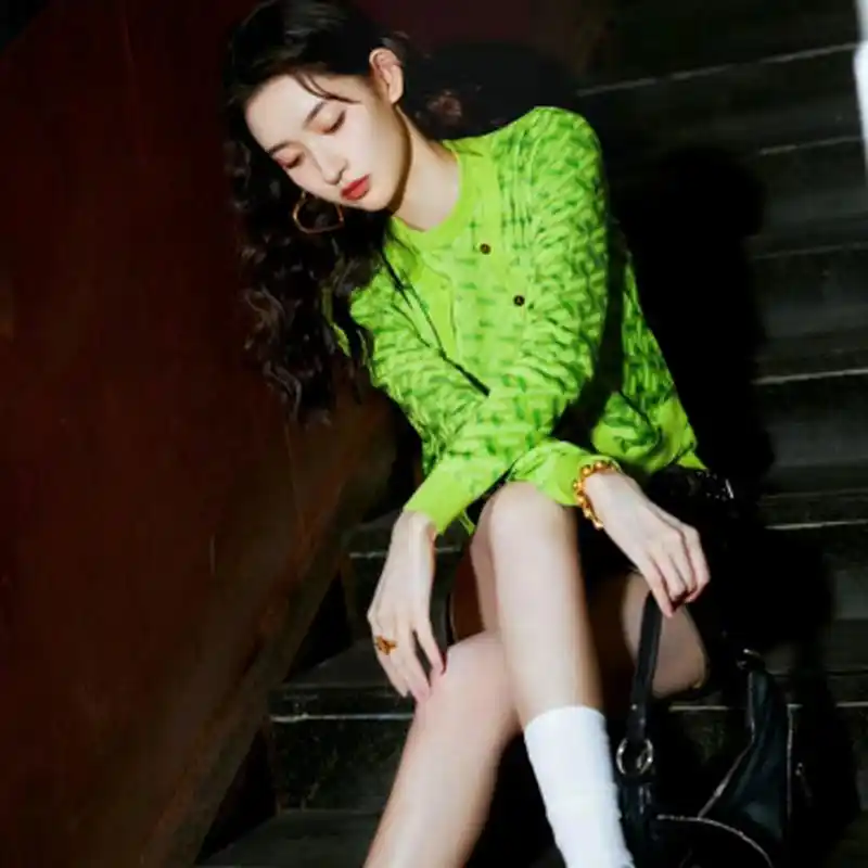 王玉雯身着皮裙,白色小短袜,彰显出她的独特魅力.