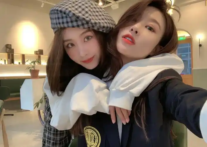 原创许静婉晒闺蜜合影自拍,两位女孩子都好可爱,好闺蜜确实让人羡慕