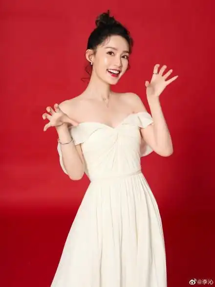 李沁穿白色抹胸长裙大秀香肩雪肤玉貌太性感甜美