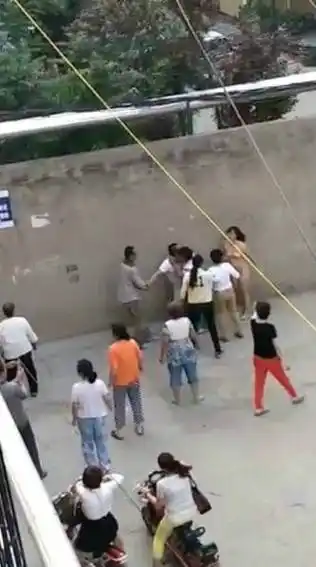 为6月29日,安徽亳州,网曝街头几名中年女子暴打一名年轻女子,并扒衣服