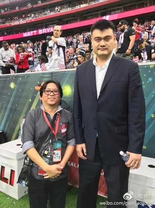 高晓松合影姚明身高差距已不再是看点