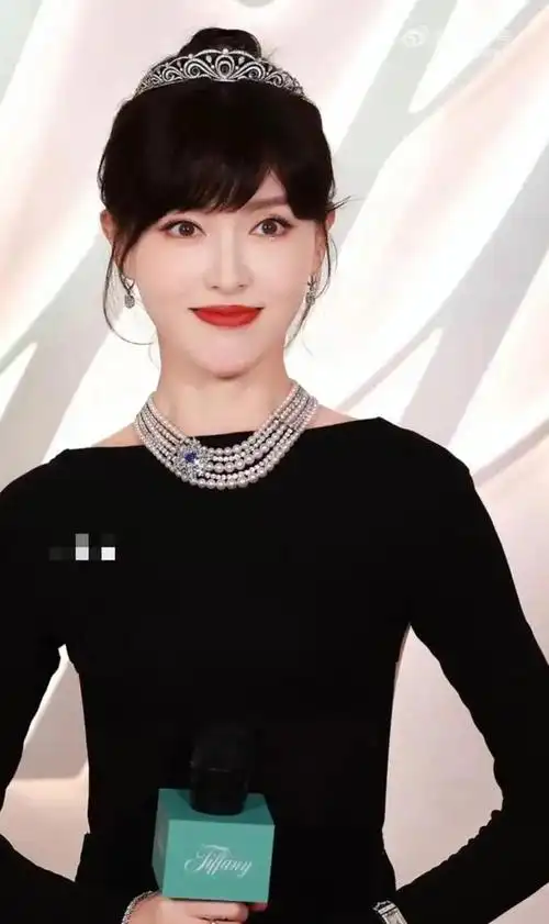 唐嫣身穿黑色长裙,头戴皇冠,如赫本公主降临,美丽优雅_网易订阅