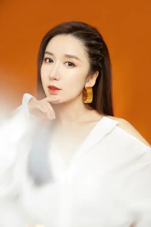 娄艺潇露肩上衣性感写真图片