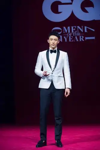 黄景瑜白色西装吸睛亮相 获年度新锐艺人