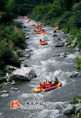 金洞漂流人气火爆 数千游客体验"速度与激情"