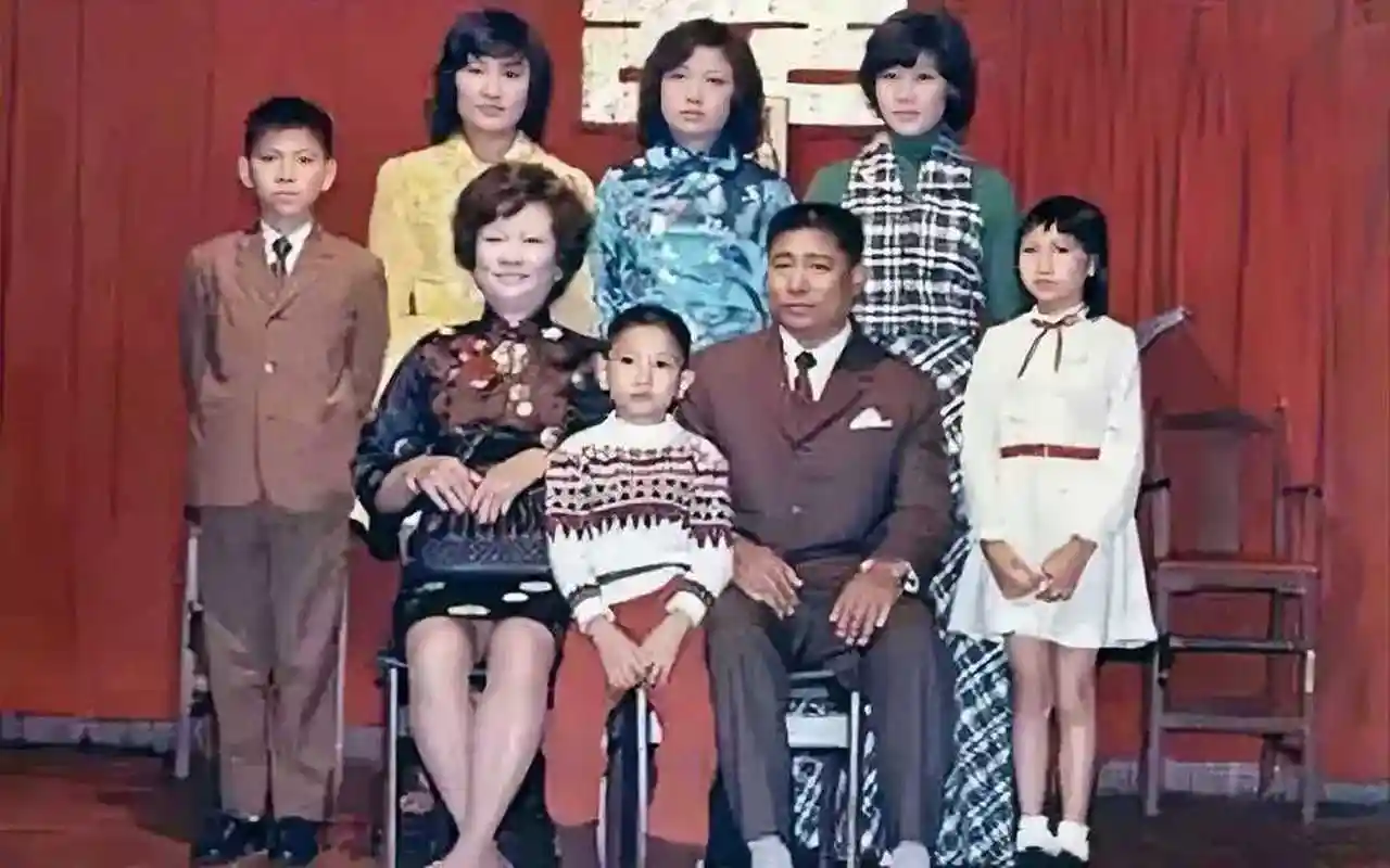 70年代,刘德华和家人拍的一张全家福,西装领带的他像个小大人,严肃又