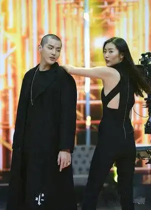 【图】吴亦凡刘雯天天向上同台表演 2人走秀场面十分火辣