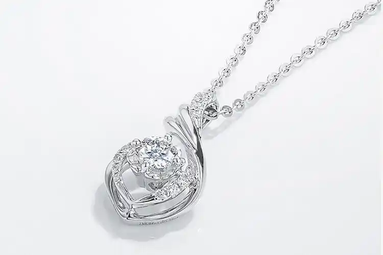 34分—30分 副钻分数:10分(含)-29分(含) 款式:吊坠 形状:圆形 钻石