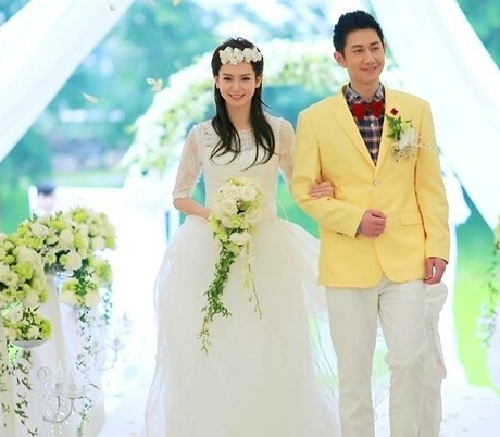 在电视剧《来不及说我爱你》齐芳饰演程谨之,和钟汉良有大量对手戏.