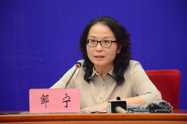 云南省财政厅党组成员,副厅长邹宁答记者问(记者 赵嘉 摄影)云南省