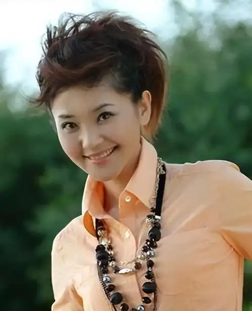 回顾从"央视一姐"到"查无此人",49岁的方琼,如今过得怎样?