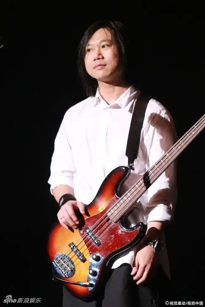 五月天演唱会引数万粉丝狂欢 迷妹现场飙泪情绪激动