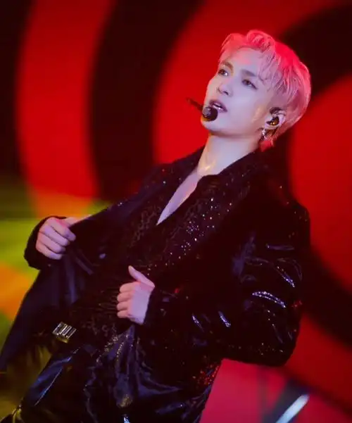 整个演唱会以"大航海"为主题,突出了张艺兴的能量和创造力.