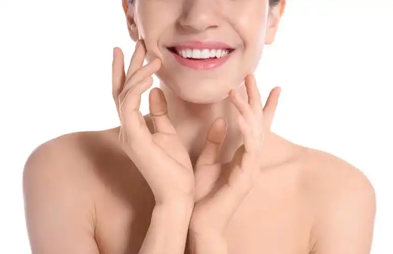 特写镜头的年轻女子与完美光滑的皮肤在白色背景