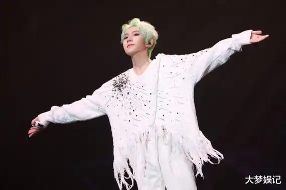 多图!王源"动漫绿发"超狂新造型曝光,上海开唱帅炸全场