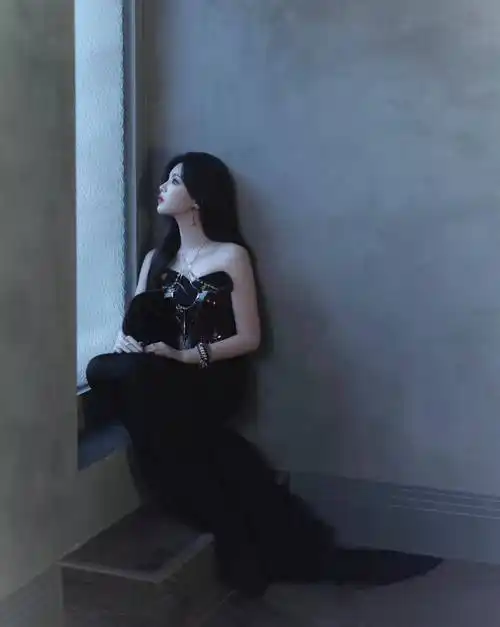 杨超越黑纱抹胸长裙写真,雪肤玉貌太性感撩人了_妹妹_步一_女孩