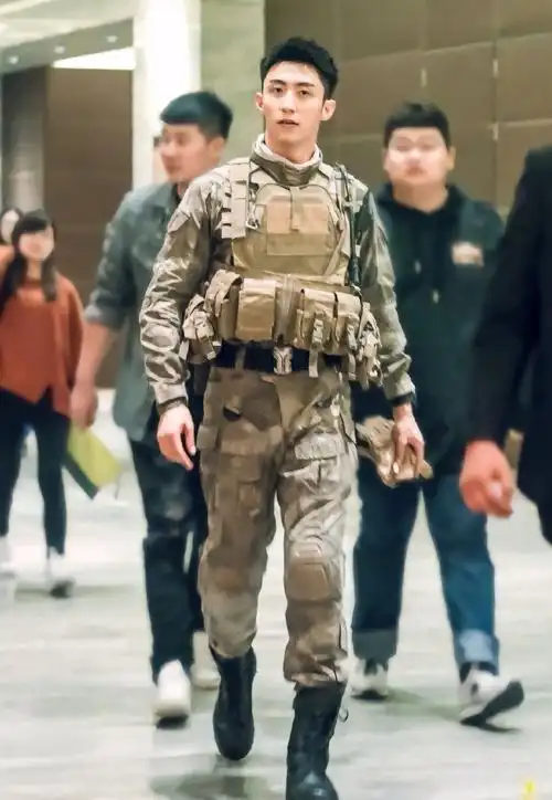 的军装照片,庄重而威严的军装下一张无比帅气干净的脸庞黄景瑜在娱乐