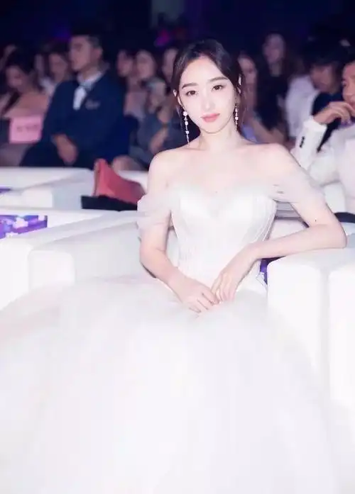 蒋梦婕李沁《红楼梦》时素颜同框,皮肤白太显眼,难怪有时要p黑