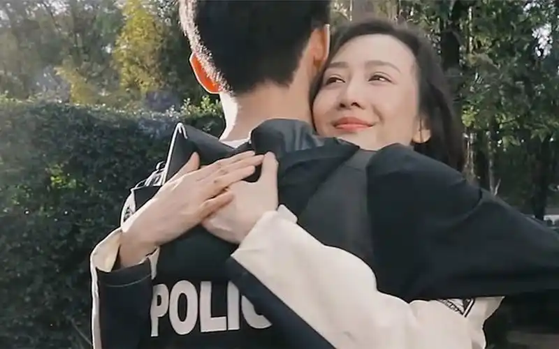 王凯和王鸥拍亲密戏为什么只拍上半身?当镜头下移,网友笑出鹅叫