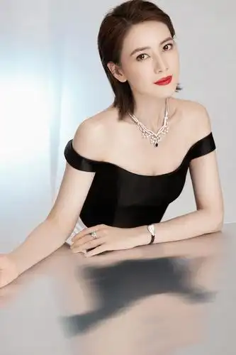 高圆圆短发红唇杀