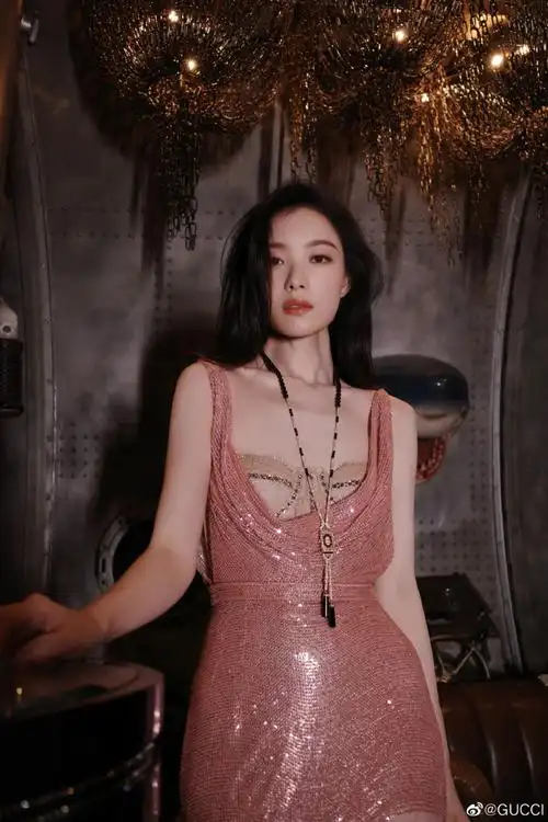 演员及品牌代言人@倪妮v身穿古驰定制礼服出席第25届#上海国际电影节