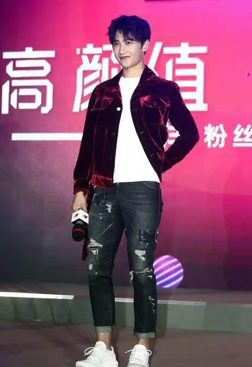 杨洋的校草气质没丢穿棒球服夹克配阔腿裤率性阳光似少年