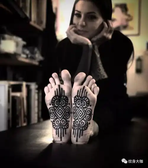 脚底的穴位非常密集,但你却有可能会允许别人帮你在脚底纹身!你肯定不