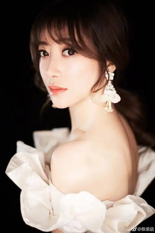 陈紫函 抹胸礼服 丝滑肌肤__财经头条