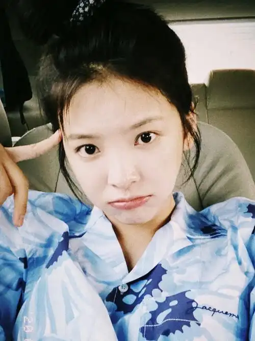 的一塌糊涂,一颦一笑都牵动着每个人,经常感叹为什么有这么美好的女生