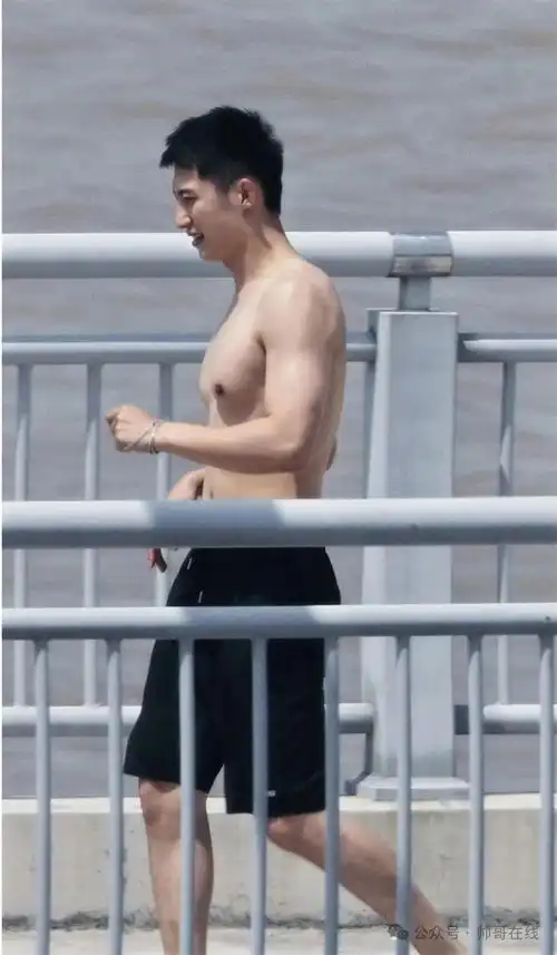 还这扑面而来的腹肌,不得不说,黄景瑜的外型和身材,张力真