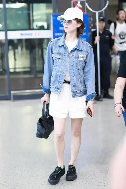 刘诗诗与大17岁吴奇隆现机场穿搭时髦减龄显瘦反衬男方略微胖