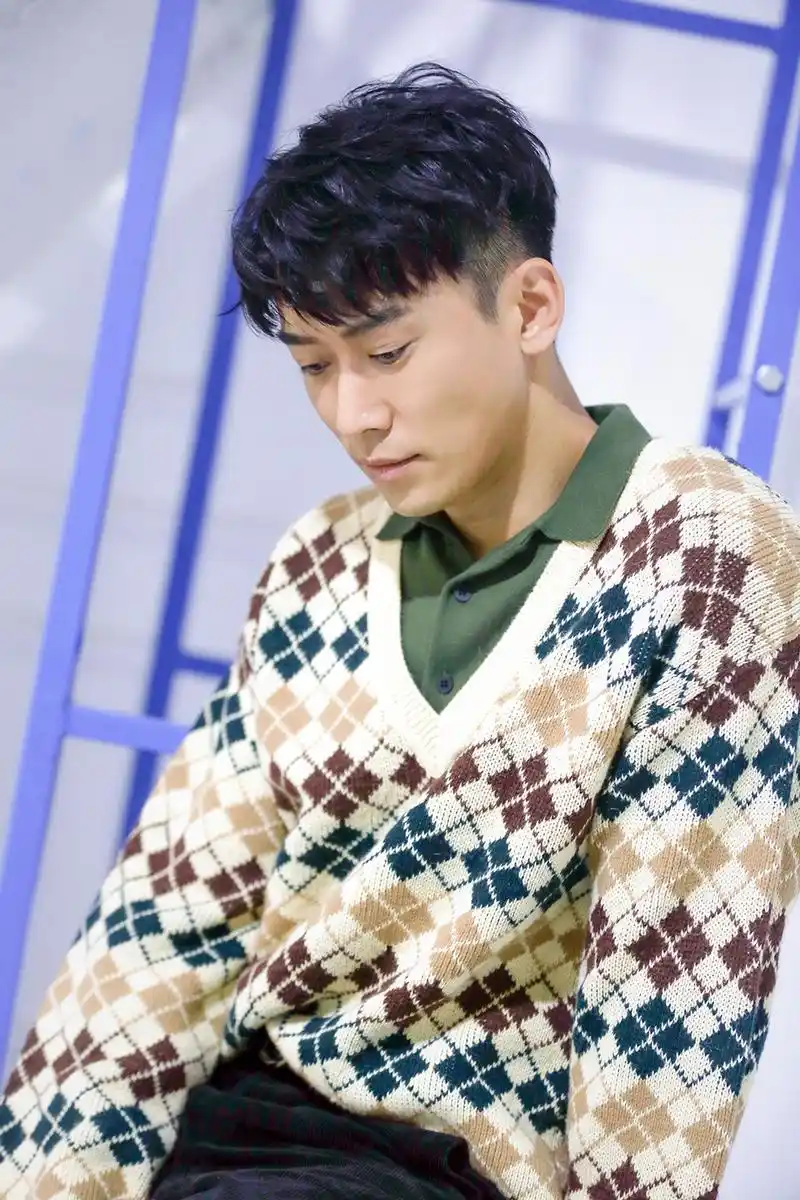 郑奇时尚大片曝光在远方阿畅戏外颜值开挂