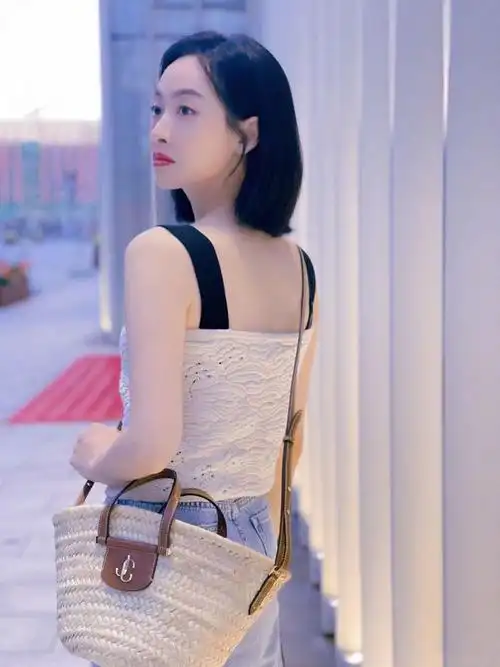 休闲装也挡不住宋茜身材火辣一款针织小衫穿出文艺浪漫范