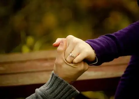 牵手意境图片就这样手牵手一起走