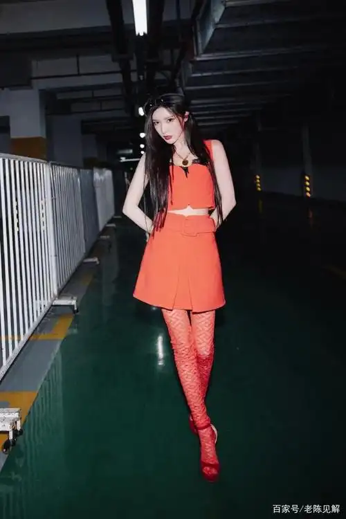 戴燕妮身材好就是不一样车库里都能拍出大片的感觉来