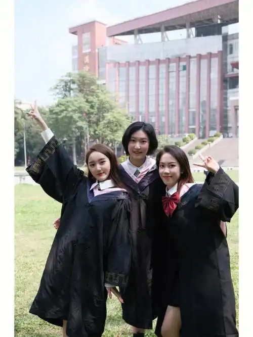 毕业合照姿势多人合影怎么拍学士服照片