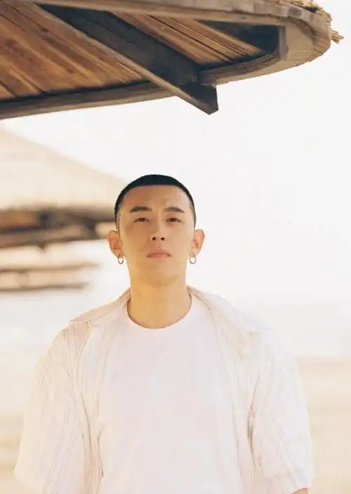 寸头阳光小哥哥,长的太好看了点吧!__财经头条