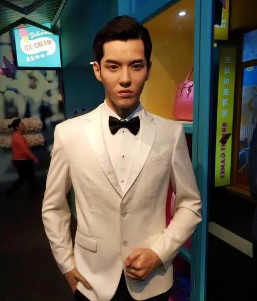 这可把一众粉丝给馋坏了,争先恐后的奔向蜡像馆和吴亦凡蜡像合影.