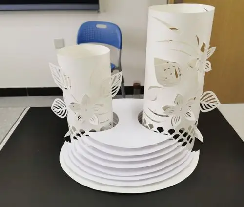 立体纸雕作品造型多样,栩栩如生,让人仿佛置身于高楼林立的